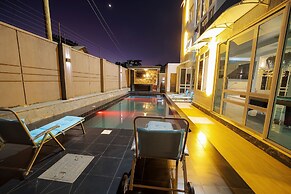 EL AMO LAKEVIEW VILLA