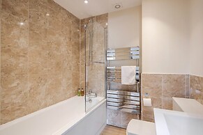 Luxury 1 Bedroom Apartment with Parking