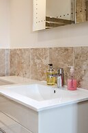 Luxury 1 Bedroom Apartment with Parking