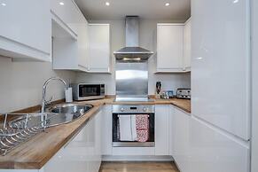 Luxury 1 Bedroom Apartment with Parking