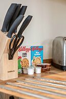 Luxury 1 Bedroom Apartment with Parking