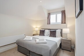 Luxury 1 Bedroom Apartment with Parking