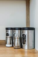 Luxury 1 Bedroom Apartment with Parking