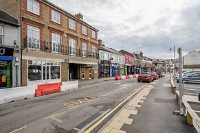 Luxury 1 Bedroom Apartment with Parking