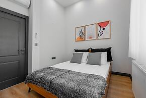 Stylish Flat w Balcony Near Lara Beach