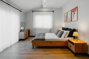 Stylish Flat w Balcony Near Lara Beach