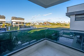 Stylish Flat w Balcony Near Lara Beach