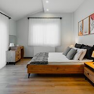 Stylish Flat w Balcony Near Lara Beach