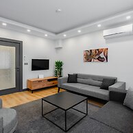 Stylish Flat w Balcony Near Lara Beach