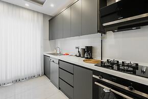 Stylish Flat w Balcony Near Lara Beach