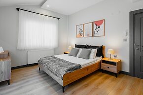 Stylish Flat w Balcony Near Lara Beach