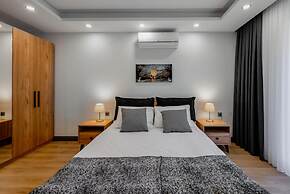 Modern Flat w Patio and Garden 5 min to Lara Beach