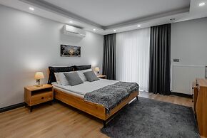 Modern Flat w Patio and Garden 5 min to Lara Beach