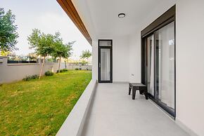 Modern Flat w Patio and Garden 5 min to Lara Beach