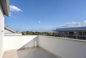 Duplex w Balcony Terrace 5 min to Beach
