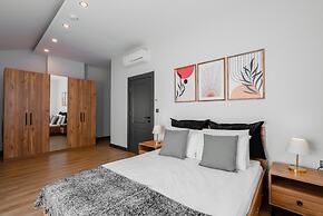 Duplex w Balcony Terrace 5 min to Beach