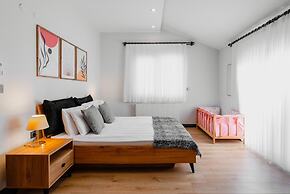 Duplex w Balcony Terrace 5 min to Beach