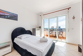 Central Main Square Apartment