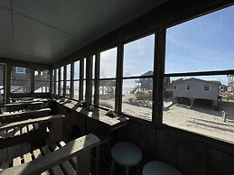 Sea Escape 3 Bedroom Cottage by RedAwning