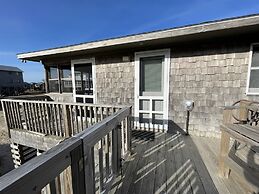 Sea Escape 3 Bedroom Cottage by RedAwning