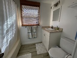 Sea Escape 3 Bedroom Cottage by RedAwning