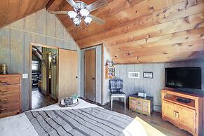 Secluded Sevierville Cabin: Hot Tub & Mtn Views!