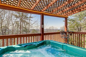 Secluded Sevierville Cabin: Hot Tub & Mtn Views!