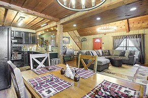Secluded Sevierville Cabin: Hot Tub & Mtn Views!