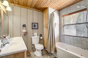 Secluded Sevierville Cabin: Hot Tub & Mtn Views!