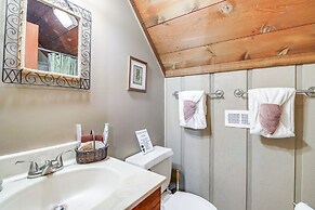 Secluded Sevierville Cabin: Hot Tub & Mtn Views!