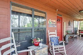 Secluded Sevierville Cabin: Hot Tub & Mtn Views!