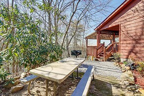 Secluded Sevierville Cabin: Hot Tub & Mtn Views!