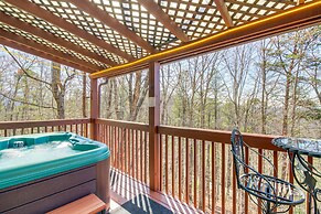 Secluded Sevierville Cabin: Hot Tub & Mtn Views!