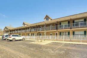 Branson Condo w/ Screened Porch: 4 Mi to Lake!