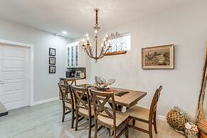 1 Mi to Beach: Gem w/ Pool Access in Port Aransas