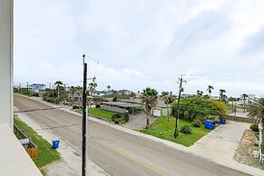 1 Mi to Beach: Gem w/ Pool Access in Port Aransas