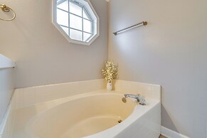 Lovely Florida Retreat w/ Lanai: 5 Mi to Riverwalk