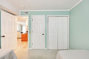 Carolina Beach Condo w/ Balcony & Ocean Access!