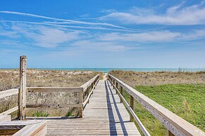 Carolina Beach Condo w/ Balcony & Ocean Access!