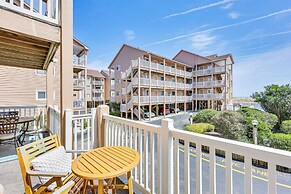 Carolina Beach Condo w/ Balcony & Ocean Access!