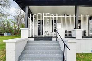 Stylish Home ~ 2 Mi to Jackson State & Belhaven!