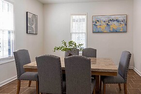 Stylish Home ~ 2 Mi to Jackson State & Belhaven!