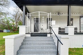 Stylish Home ~ 2 Mi to Jackson State & Belhaven!
