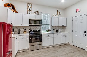 Stylish Home ~ 2 Mi to Jackson State & Belhaven!