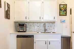 Stylish Home ~ 2 Mi to Jackson State & Belhaven!