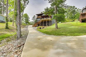 Modern Lake House Retreat w/ Deck on Pickwick Lake