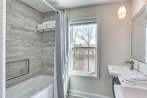 Modern Lake House Retreat w/ Deck on Pickwick Lake