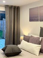 House in Croydon Welcomes you to Comfort and Style