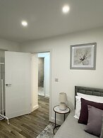 House in Croydon Welcomes you to Comfort and Style