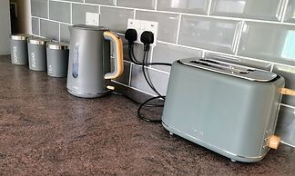 3bed Full House - Free Parking - Family Friendly!